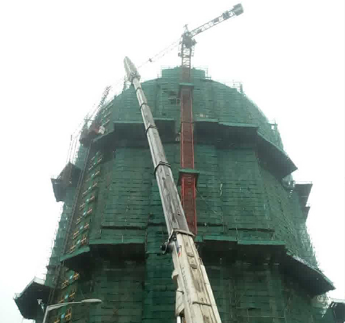 丹江口吊车在工地上作业